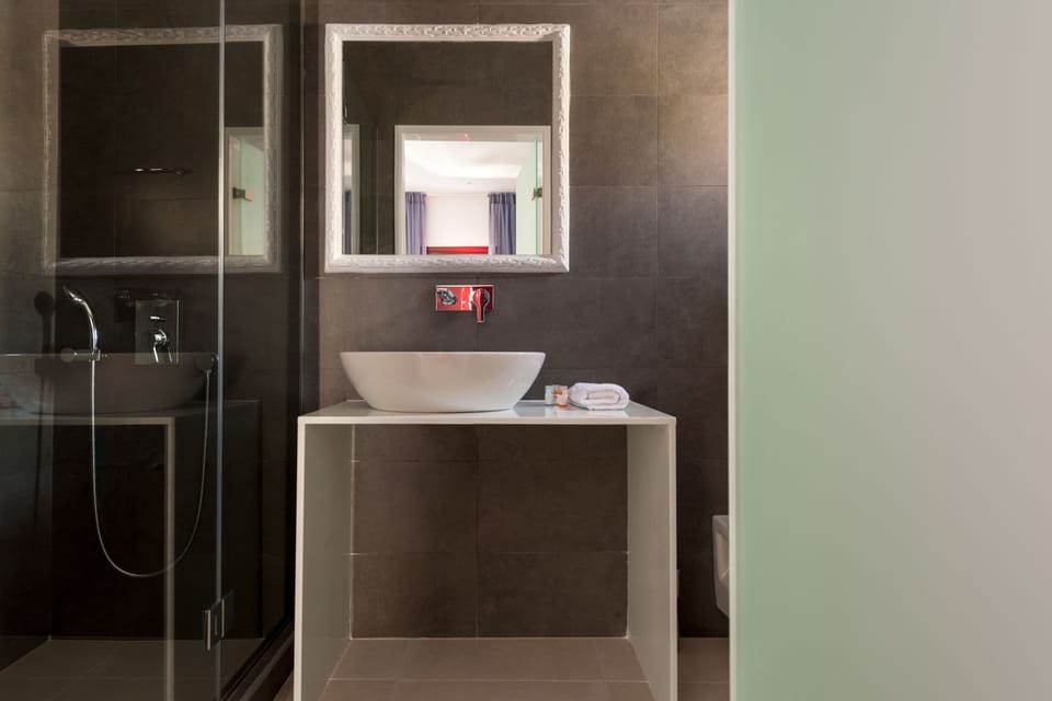 Standard Room, Hot Tub, Garden View | Bathroom | Free toiletries, hair dryer, bathrobes, slippers