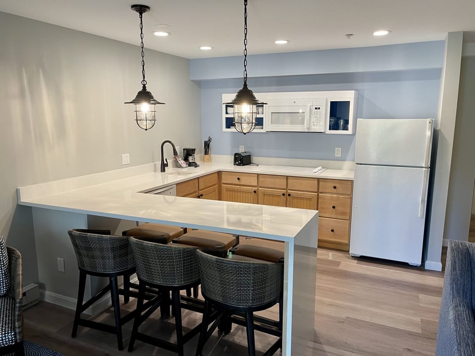 Room (Britterige Lower Level One Bed Villa) | Private kitchen | Full-size fridge, microwave, oven, stovetop