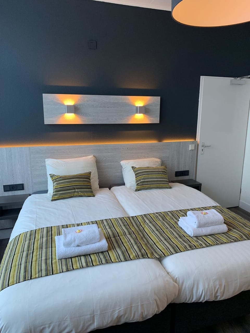 Double Room | Living area | 32-inch TV with cable channels