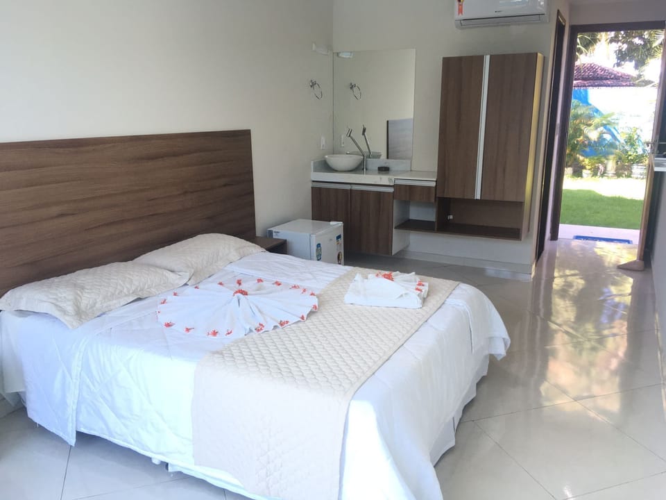 Deluxe Double Room | Minibar, individually furnished, bed sheets