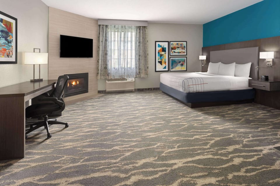 Deluxe Room, 1 King Bed, Non Smoking, Fireplace | Pillowtop beds, desk, blackout drapes, iron/ironing board