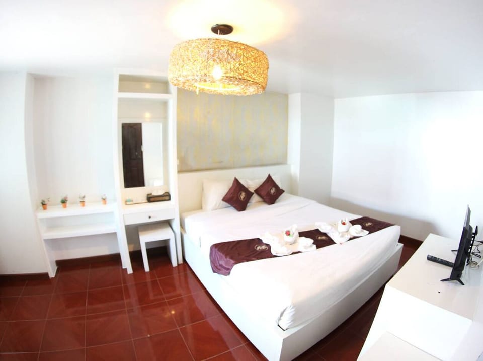 Deluxe Room | Minibar, in-room safe, individually decorated, individually furnished