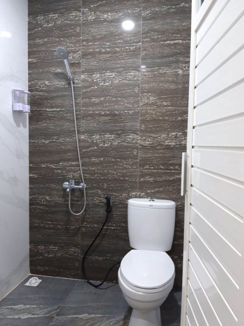 Deluxe Room with Breakfast | Bathroom | Shower, towels