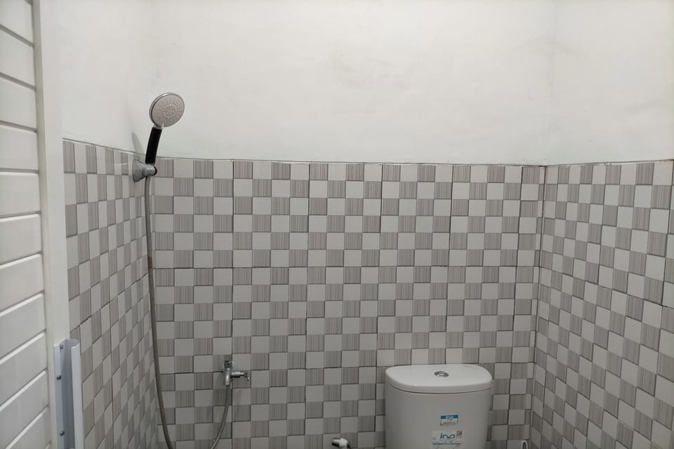 Economy Room, Private Bathroom | Bathroom | Shower, towels