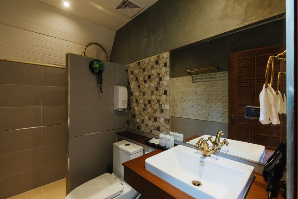 Superior Room | Bathroom | Shower, free toiletries, towels, toilet paper