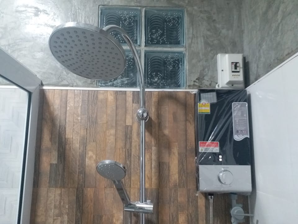 Standard Twin Room | Bathroom | Shower, free toiletries, hair dryer, slippers