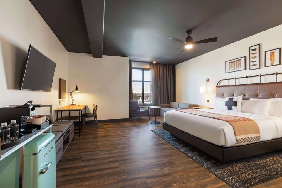 Junior Suite, 1 King Bed, Non Smoking, Mountain View | Premium bedding, pillowtop beds, in-room safe, desk