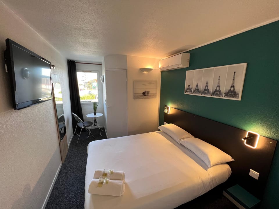 Standard Double Room | Desk, laptop workspace, blackout drapes, soundproofing