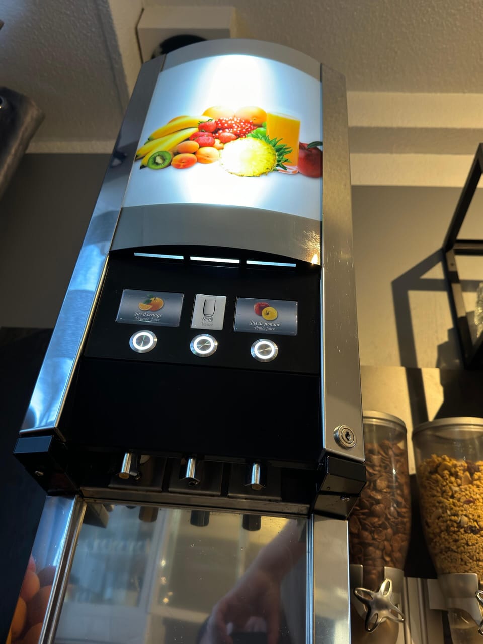 Daily continental breakfast (EUR 8.90 per person)