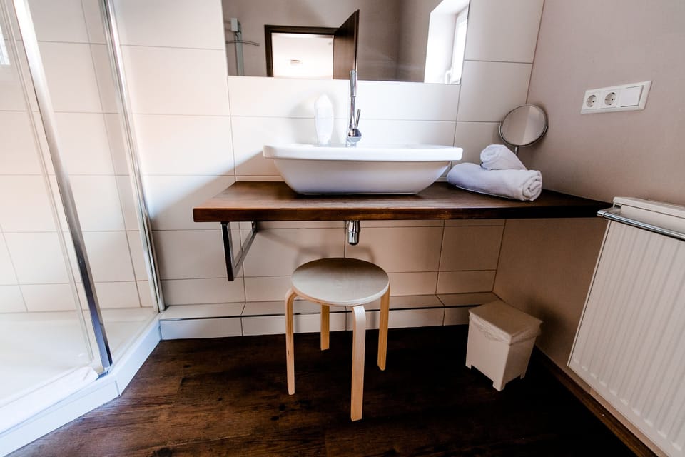 Basic Room | Bathroom | Shower, hair dryer, towels, soap