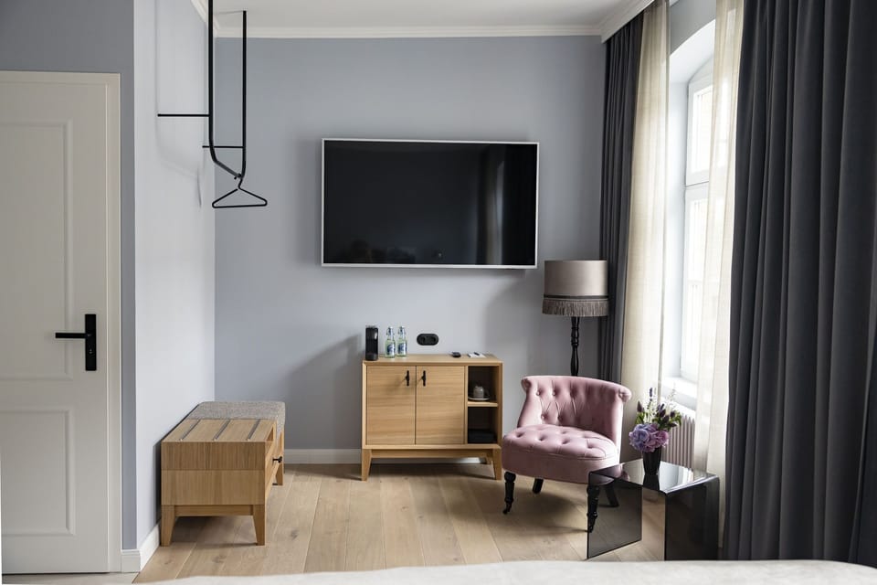 Grand Double Room | Living area | 43-inch flat-screen TV with cable channels, TV