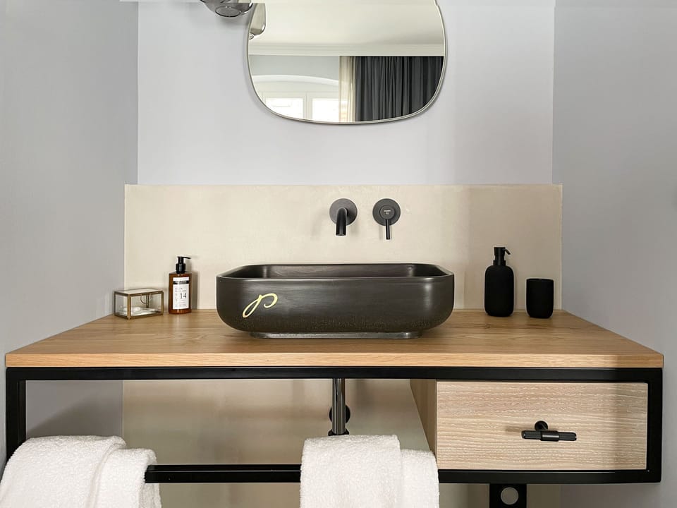 Basic Room | Bathroom | Shower, rainfall showerhead, eco-friendly toiletries, towels