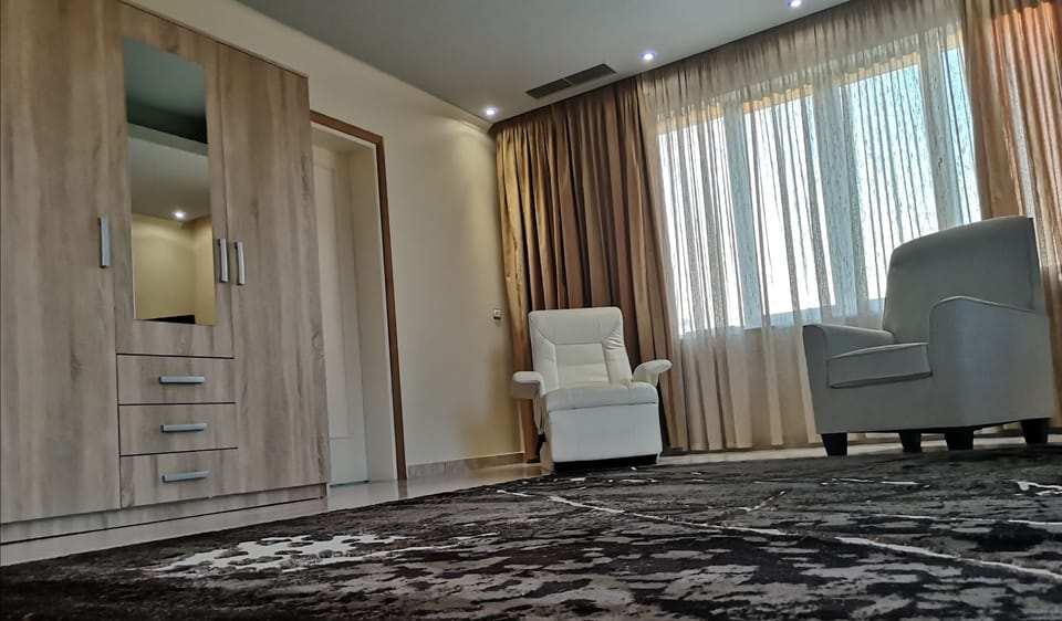 Luxury Villa | Egyptian cotton sheets, premium bedding, iron/ironing board, free WiFi