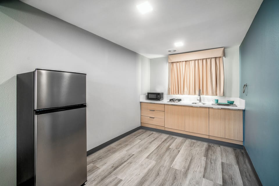 Deluxe Studio Suite, 1 King Bed, Kitchenette | Blackout drapes, iron/ironing board, cribs (surcharge), WiFi (free)