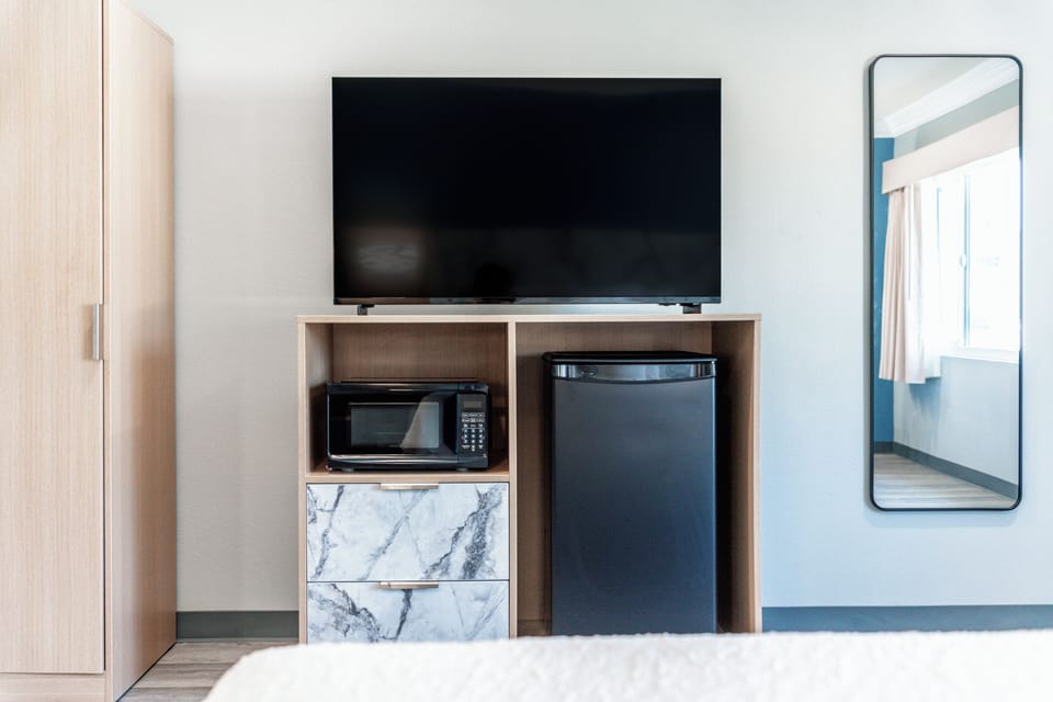 Deluxe Room, Accessible | Blackout drapes, iron/ironing board, cribs (surcharge), WiFi (free)