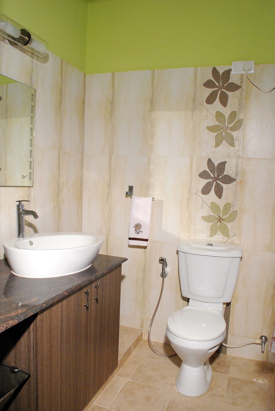 Deluxe Room | Bathroom | Shower, free toiletries, towels, soap