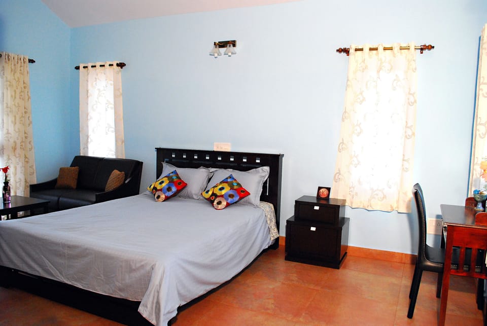 Deluxe Room | Desk, iron/ironing board, rollaway beds (surcharge), bed sheets