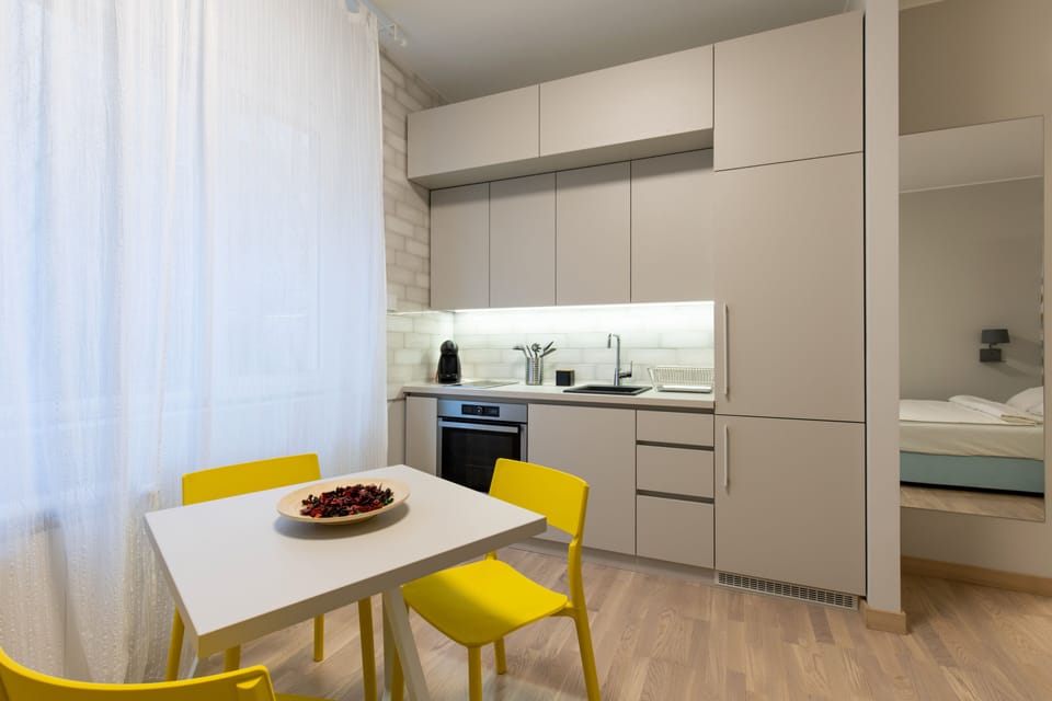 Design Studio Suite | Private kitchen | Coffee/tea maker, full-size fridge, oven, stovetop