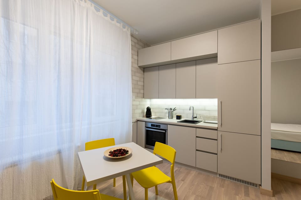Design Studio Suite | Private kitchen | Coffee/tea maker, full-size fridge, oven, stovetop