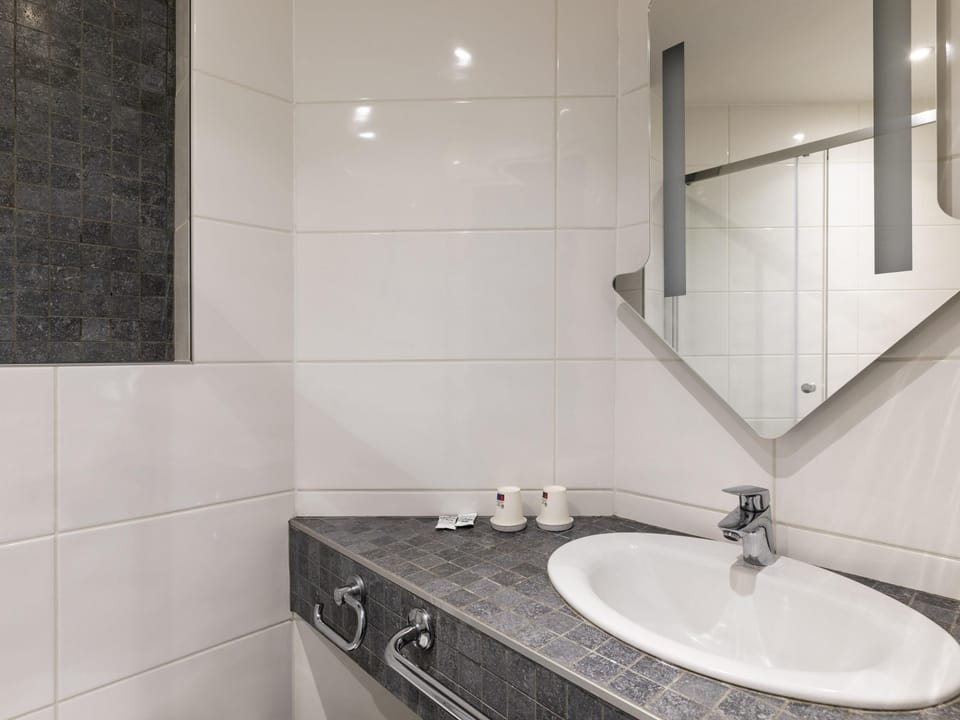 Twin Room, 2 Twin Beds | Desk, free WiFi, bed sheets