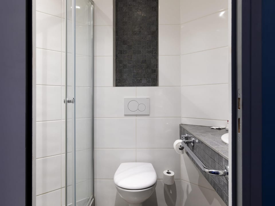 Twin Room, 2 Twin Beds | Desk, free WiFi, bed sheets