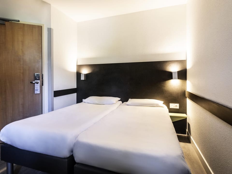 Twin Room, 2 Twin Beds | Desk, free WiFi, bed sheets