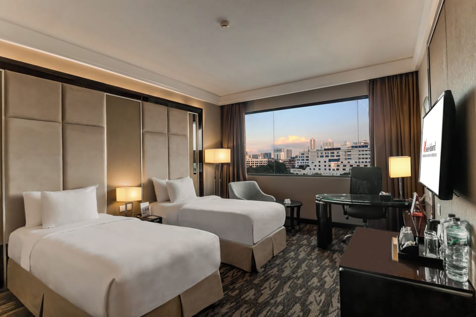 Deluxe Twin | Minibar, in-room safe, desk, blackout drapes