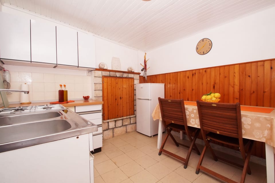 House (Two Bedroom Holiday Home -Terrace and) | Private kitchen | Fridge, stovetop, cookware/dishes/utensils