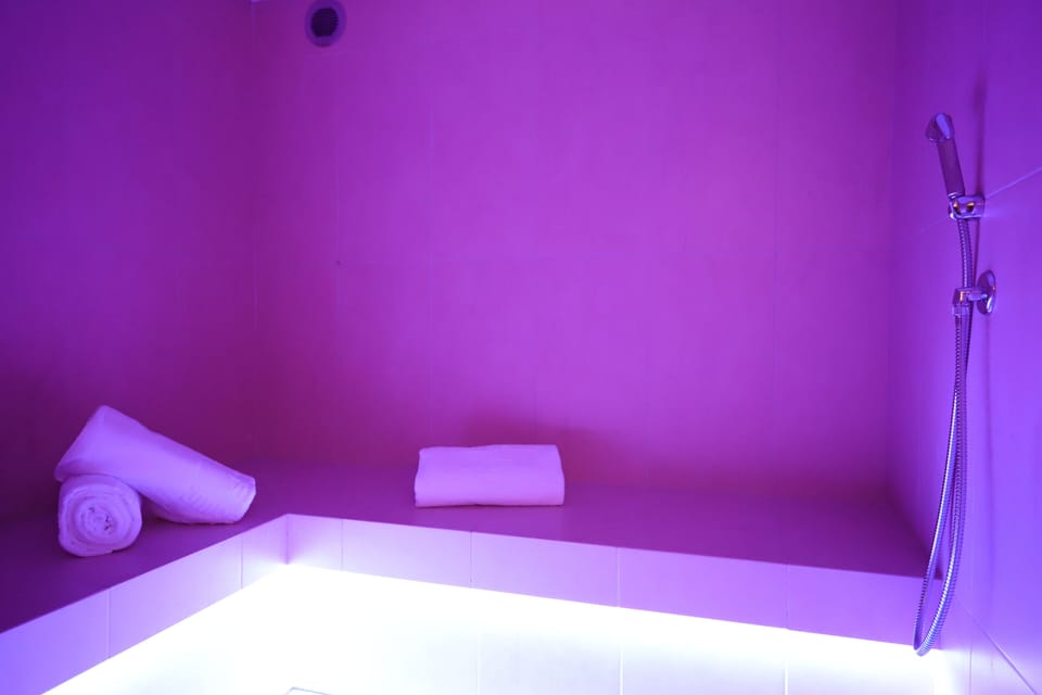 Sauna, steam room, Turkish bath, body treatments, aromatherapy