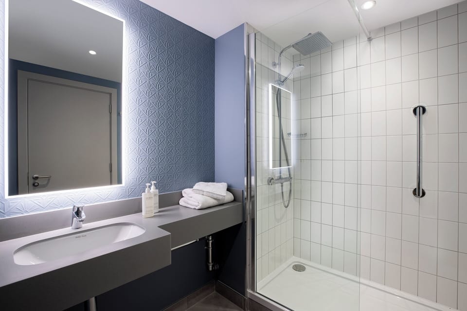 Shower, free toiletries, towels