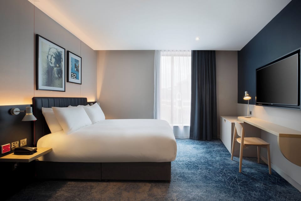 Standard Room, 1 Double Bed | Accessible bathroom