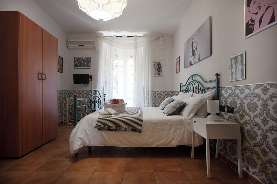 Superior Double Room | Minibar, individually decorated, individually furnished, desk