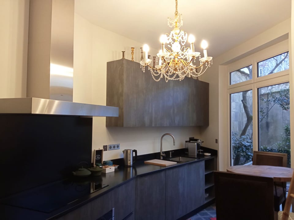 Full-size fridge, oven, stovetop, dishwasher