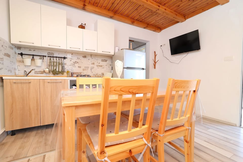 Cottage (Two Bedroom Holiday Home - Terrace an) | Dining room