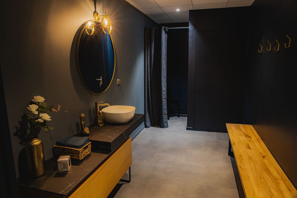 Sauna, hot tub, steam room
