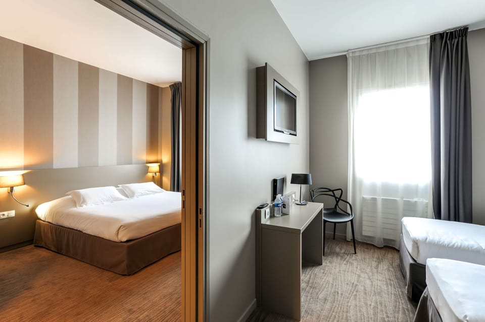 Family Room | Desk, soundproofing, free WiFi, bed sheets