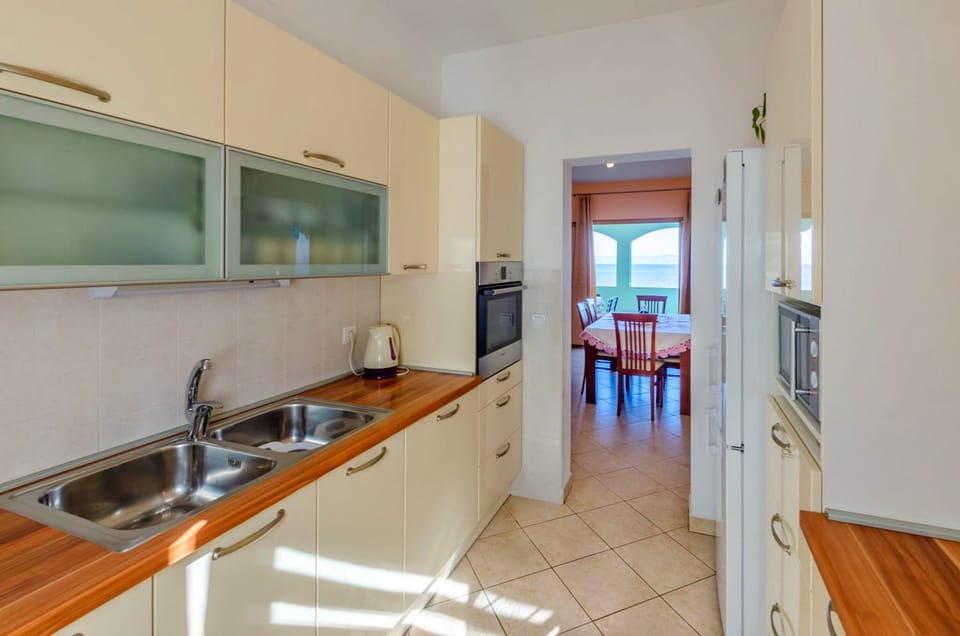 House (Three Bedroom Holiday Home with Sea V) | Private kitchen | Fridge