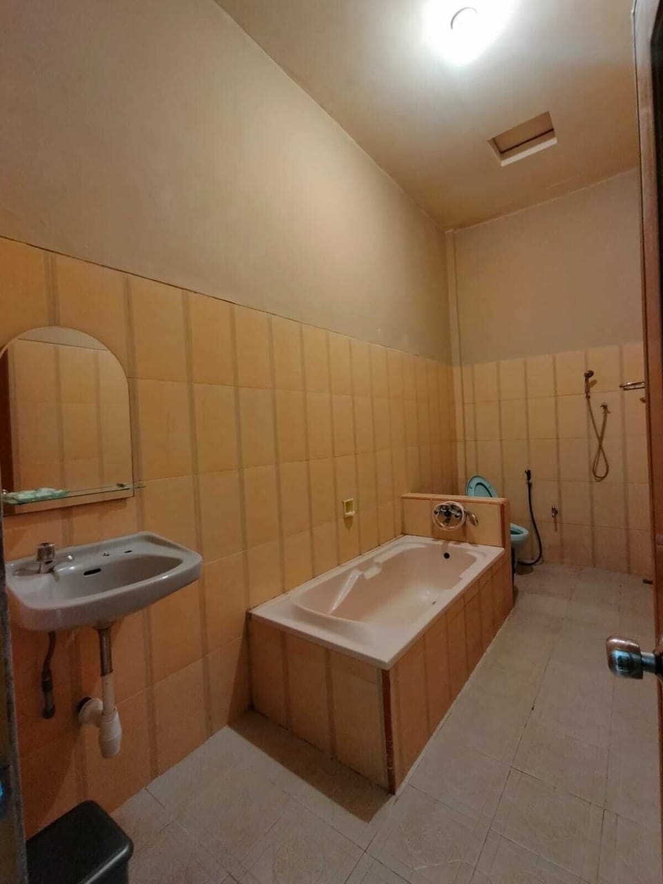 Shower, free toiletries, towels