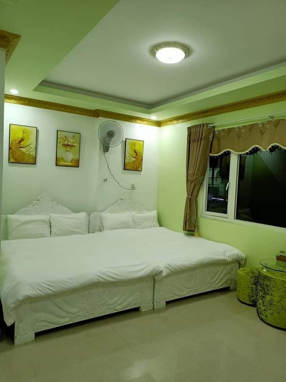 Minibar, free WiFi, bed sheets
