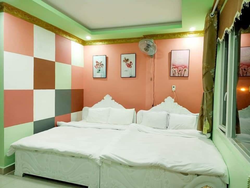 Minibar, free WiFi, bed sheets