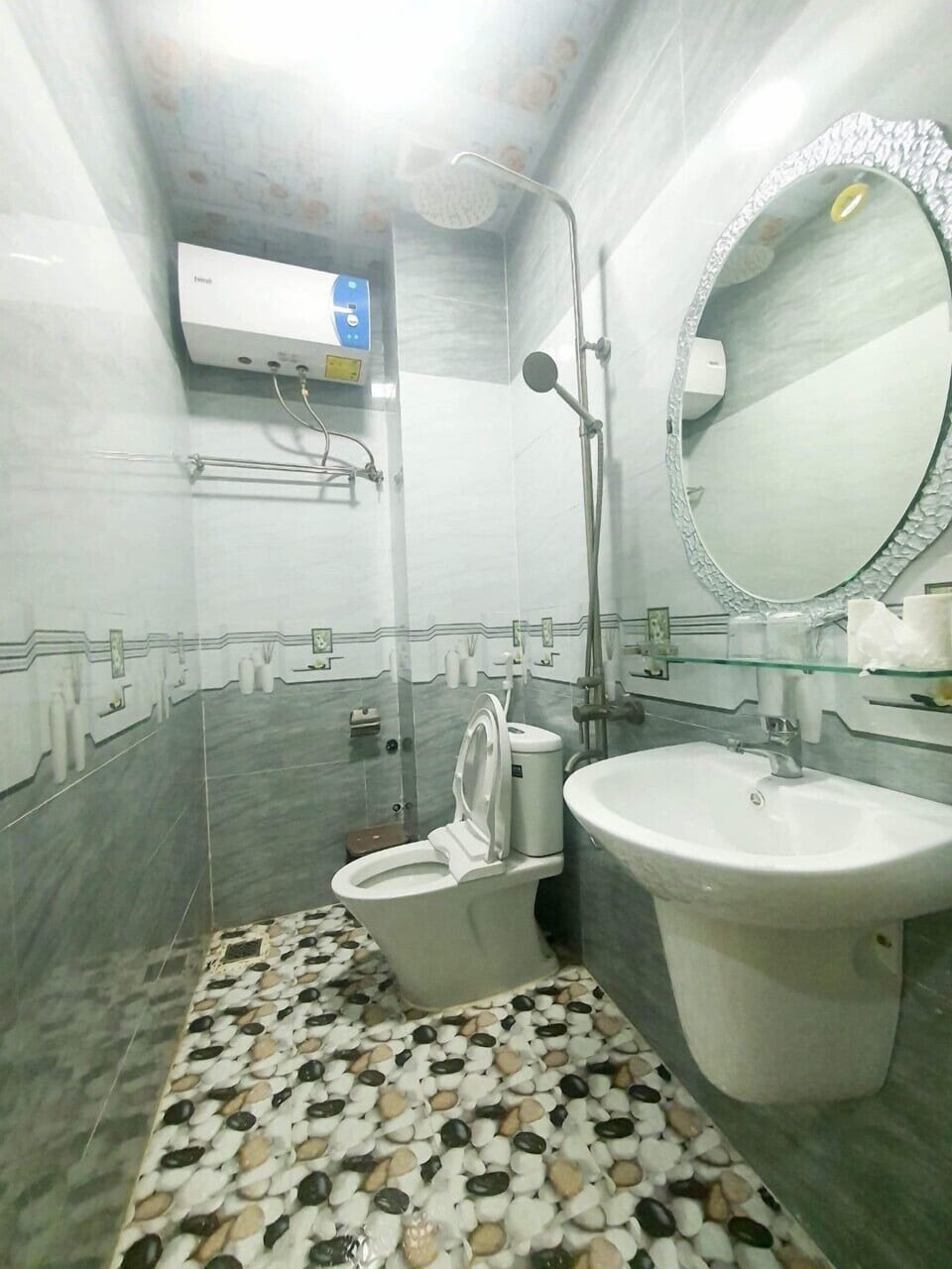 Standard Double Room | Bathroom | Shower, free toiletries, hair dryer, towels