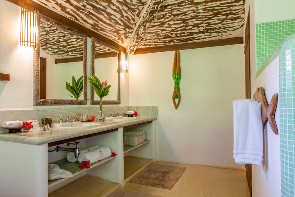 Bungalow Trancoso | Bathroom | Designer toiletries, hair dryer, bathrobes, towels