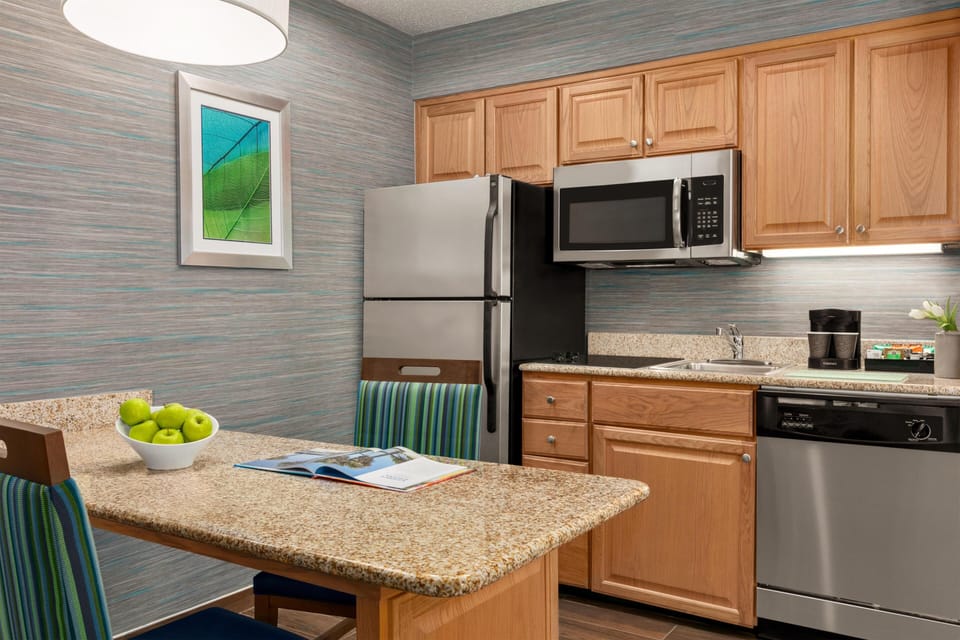 Full-size fridge, microwave, stovetop, dishwasher