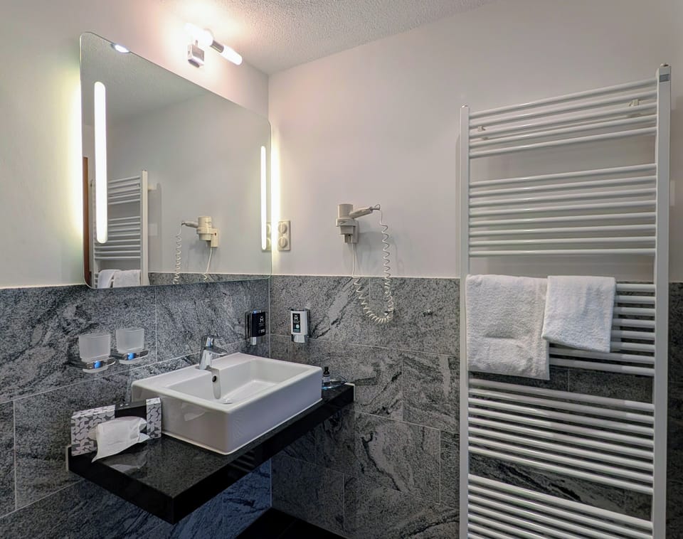 Standard Single Room | Bathroom | Eco-friendly toiletries, hair dryer, slippers, towels