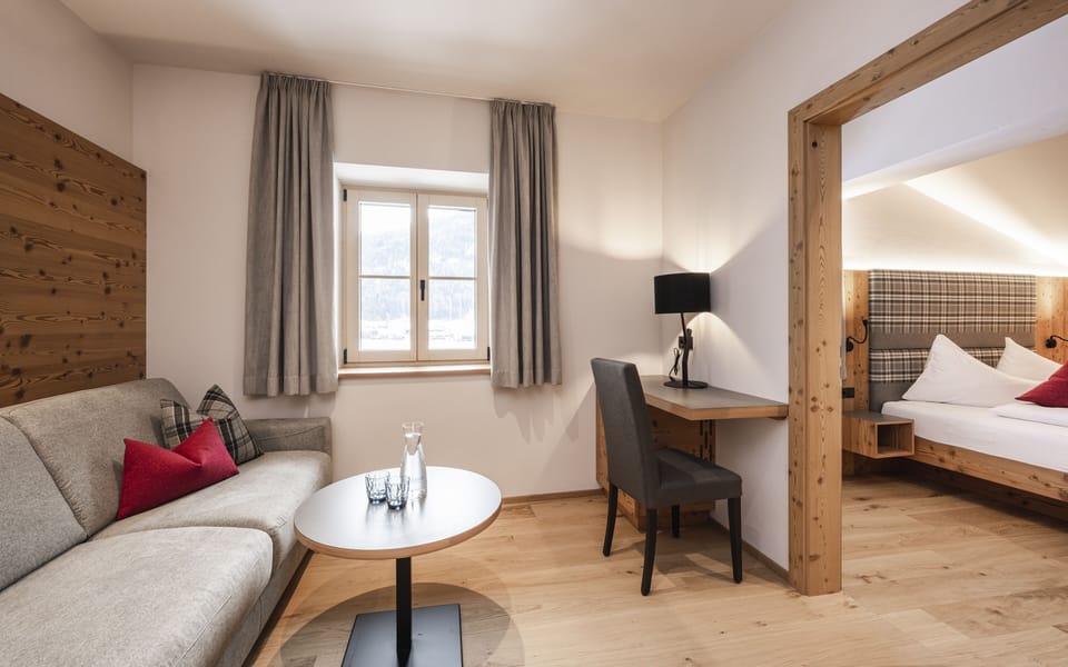 Junior Suite | Minibar, in-room safe, desk, blackout drapes