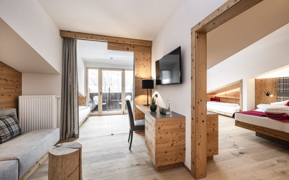 Junior Suite | Minibar, in-room safe, desk, blackout drapes