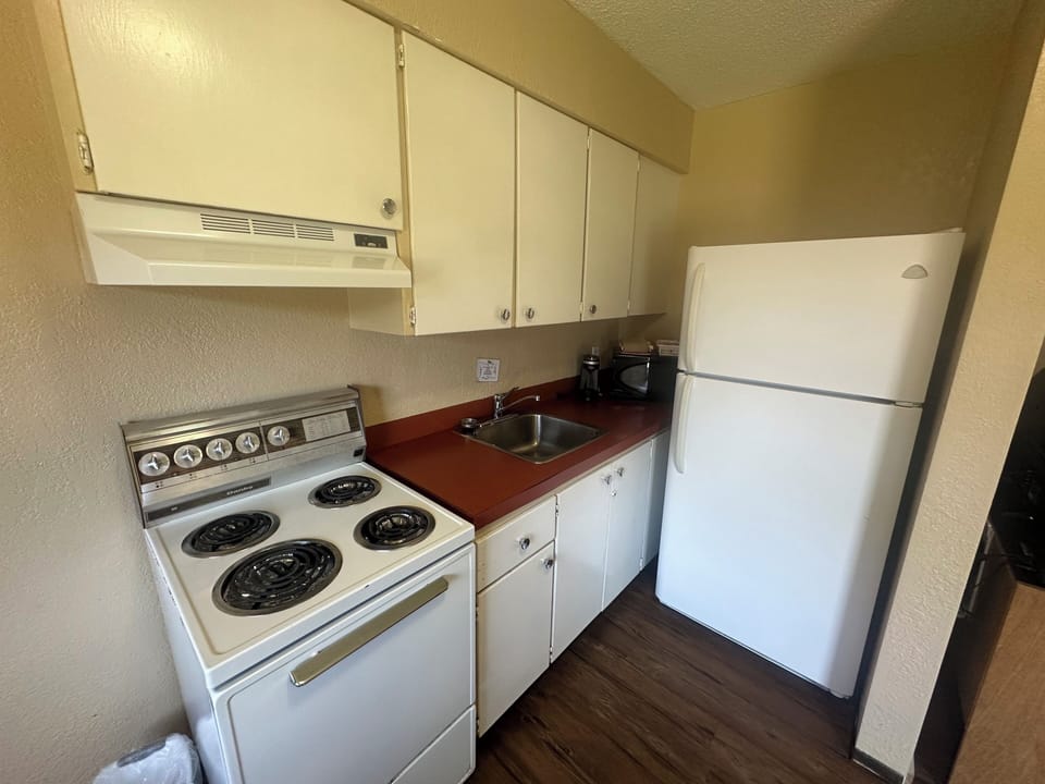 Standard Room, 2 Double Beds, Kitchenette | Private kitchenette | Microwave, coffee/tea maker, electric kettle, toaster