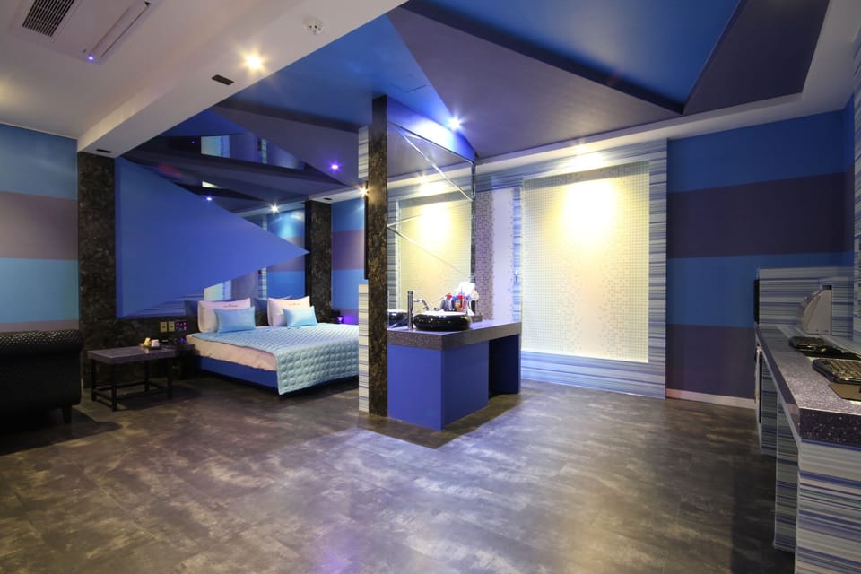 Premium Room | Free WiFi, bed sheets