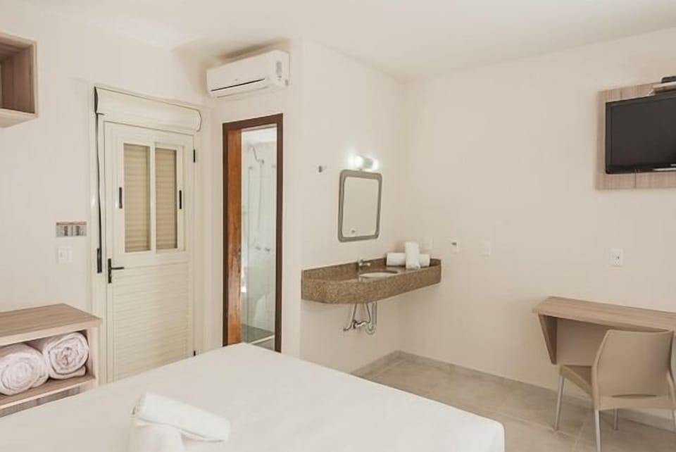 Shower, free toiletries, bidet, towels