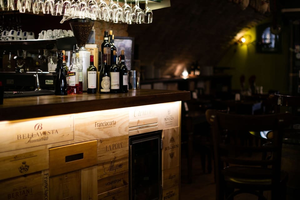 3 bars/lounges